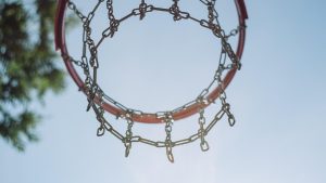 NBA全明星扣篮大赛冠军精彩扣篮，球员飞身越过障碍完成高难度动作