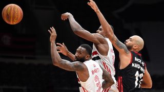 NBA季前赛热身赛精彩集锦，年轻球员首秀展示运动天赋，赛场活力满满