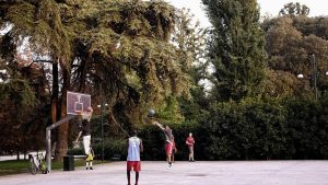 NBA总决赛第六场关键时刻，主队球员绝杀投篮瞬间，全场观众沸腾